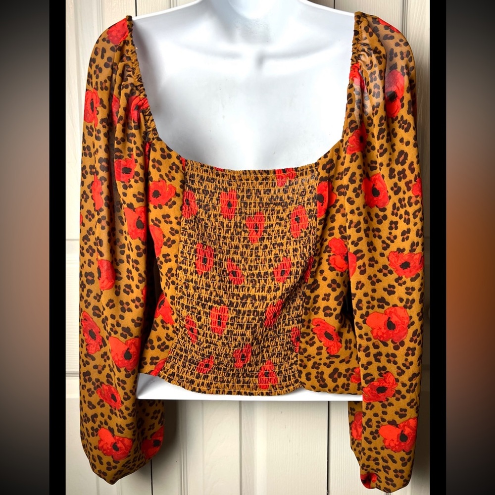 ASTR THE LABEL Blouse Cropped Smocked Drape Top Leopard Shirred Floral Medium - Picture 4 of 9